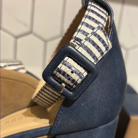 All In Navy and Indigo Striped Ankle Strap Heels CL by Laundry size 9M - Picture 10 of 10